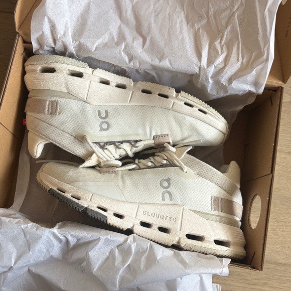 GUC on running cloudnova 2 ice/sand size 5.5 with original shoe box - Picture 14 of 16